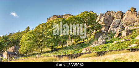 Vista panoramica di rocce Ramshaw hillside a caldo evevning estiva nel Parco Nazionale di Peak District, REGNO UNITO Foto Stock