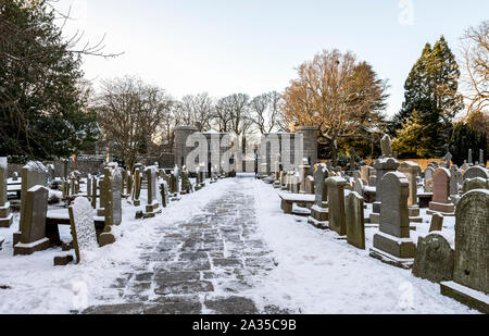 Una vista dell'ingresso porta di pietra a St Machar la Cattedrale dal cimitero interno in inverno, Aberdeen, Scozia Foto Stock