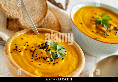 Fresca zuppa di zucca in tre due su una tavola di legno Foto Stock