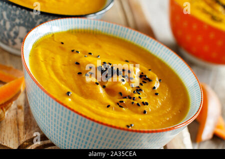 Fresca zuppa di zucca in tre recipienti su un tavolo di legno Foto Stock