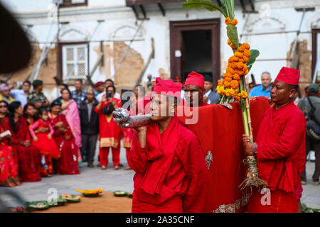 Kathmandu, Nepal. 05 ott 2019. Nepalese devoti Hindu portano jamara piante utilizzate per le benedizioni come essi partecipare alla processione Fulpati segnando il settimo giorno del festival di Dashain.Dashain festival è la più lunga e la più felice festa in onore della dea Durga, commemora la vittoria degli dei sui demoni. Credito: SOPA Immagini limitata/Alamy Live News Foto Stock