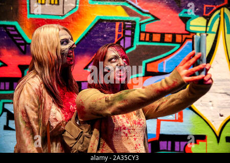 Londra, Regno Unito. 05 ott 2019. Le donne sono viste tenendo selfie come essi prendono parte nel mondo zombie giorno. Credito: SOPA Immagini limitata/Alamy Live News Foto Stock