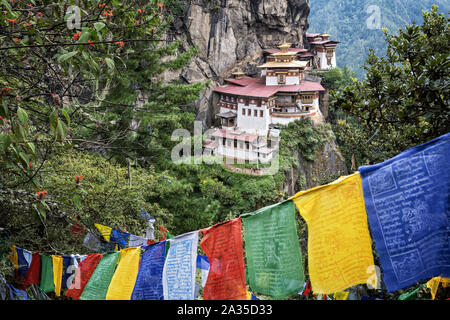 Bandiere di preghiera a Taktsang monastero buddista (Tiger's Nest), Bhutan Foto Stock