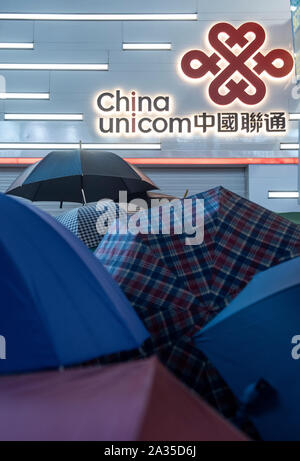 Hong Kong, Cina. 04 ott 2019. Manifestanti tentano di penetrare in una China Unicom store durante un rally dopo che il governo ha invocato un poteri di emergenza per vietare le maschere a dimostrazioni in un atteggiamento diretto contro i dimostranti che avanza in Hong Kong. Credito: SOPA Immagini limitata/Alamy Live News Foto Stock