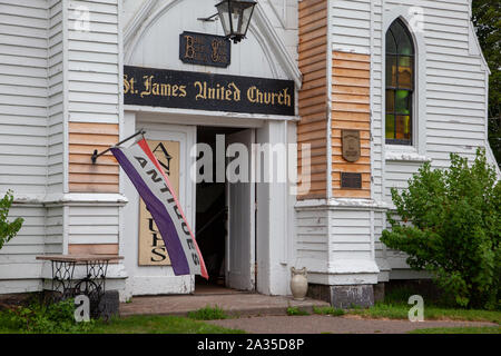 Agosto 18, 2019 - grande villaggio, Nova Scotia - nei mesi estivi il St James Regno chiesa edificio è stato affittato per i venditori di antiquariato Foto Stock