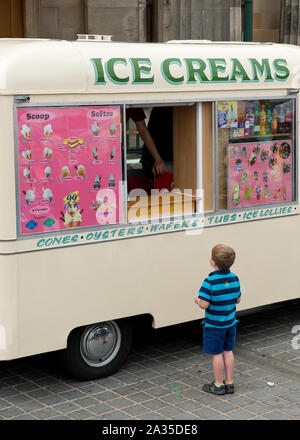 Ragazzo giovane comprare un gelato Foto Stock