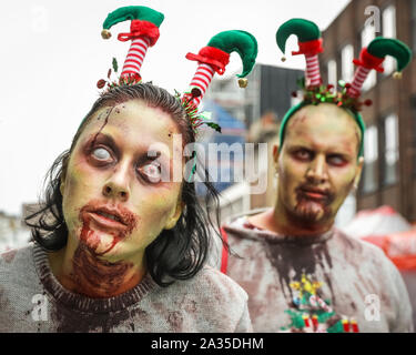 Londra, UK, 05 ott 2019. Una grande orda di The Walking Dead in spettacolari costumi e costituiscono ancora una volta invadono le strade del centro di Londra sul loro cammino per il mondo zombie giorno, mentre anche una campagna di sensibilizzazione per la carità raccolto della città di Londra che re-distribuisce cibo di eccedenza di coloro che sono nel bisogno. Credito: Imageplotter/Alamy Live News Foto Stock