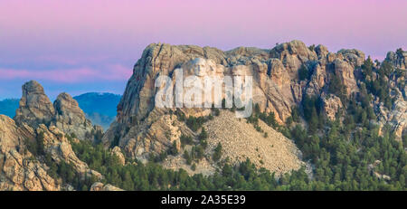 Panorama del monte Rushmore in pre-alba luminosa accanto a Keystone, Dakota del Sud Foto Stock