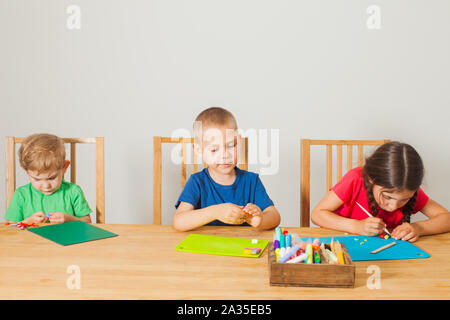 I bambini creativi si modellano con l'argilla modellante colorata Foto Stock