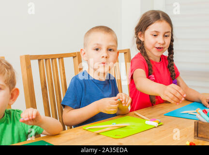I bambini creativi si divertono insieme con l'argilla modellante colorata Foto Stock