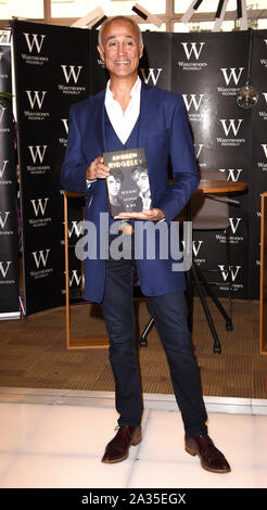 Londra, Regno Unito. 05 ott 2019. Andrew Ridgeley assiste un libro firma per 'Wham! George & Me' a Waterstones bookstore di Piccadilly. Credito: SOPA Immagini limitata/Alamy Live News Foto Stock