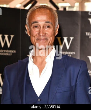 Londra, Regno Unito. 05 ott 2019. Andrew Ridgeley assiste un libro firma per 'Wham! George & Me' a Waterstones bookstore di Piccadilly. Credito: SOPA Immagini limitata/Alamy Live News Foto Stock