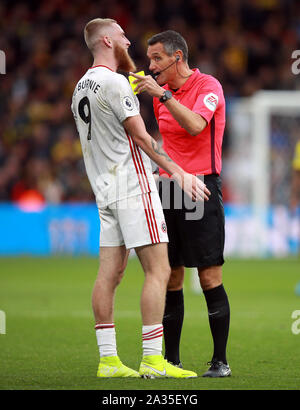 Arbitro Andre Marriner mostra Sheffield Regno di Oliver McBurnie un cartellino giallo durante la Premier League a Vicarage Road, Watford. Foto Stock