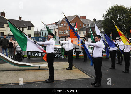 Una festa di colori in Raymond McCreesh Park a seguito di una sfilata a Newry, Co Down, organizzata dal partito politico Saoradh per commemorare scioperi della fame. Foto Stock