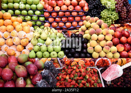 Varietà di frutta fresca e sana in un mercato agricolo in Colombia, Sud America Foto Stock