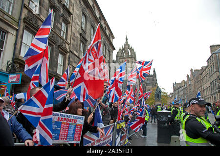 Edimburgo, Scozia, Regno Unito. Il 5 ottobre 2019. Migliaia di persone di tutte le età hanno marciato per le strade di Edimburgo in un pro-indipendenza scozzese marzo attraverso le strade di Edimburgo. Le organizzazioni e i gruppi che supportano la separazione dal Regno Unito il tutto sotto uno striscione (AUOB) processione del sabato. foto di "una forza per il bene di tifosi heckle i dimostranti. AUOB stima che almeno 100.000 persone potrebbero aderire al rally. Foto Stock