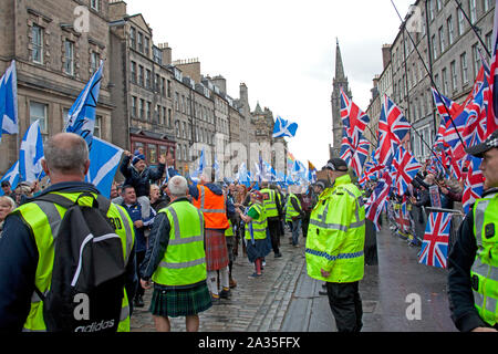 Edimburgo, Scozia, Regno Unito. Il 5 ottobre 2019. Migliaia di persone di tutte le età hanno marciato per le strade di Edimburgo in un pro-indipendenza scozzese marzo attraverso le strade di Edimburgo. Le organizzazioni e i gruppi che supportano la separazione dal Regno Unito il tutto sotto uno striscione (AUOB) processione del sabato. foto di "una forza per il bene di tifosi heckle i dimostranti. AUOB stima che almeno 100.000 persone potrebbero aderire al rally. Foto Stock