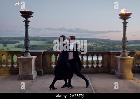 ALLEN LEECH e TUPPENCE MIDDLETON in CAVENDISH ABBEY (2019), diretto da Michael Engler. Credito: Focus Features/Carnevale Film & TV/mondo perfetto STUDIO / Album Foto Stock