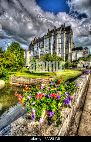 Chateaudun, Francia. Estate artistica vista del fiume Loir, con Chateau de Chateaudun in background. Foto Stock