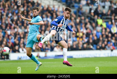 Brighton Regno Unito 5 ottobre - Aaron Connolly di Brighton flicks la palla oltre Ben Davies di speroni che ha portato al suo primo obiettivo durante il match di Premier League tra Brighton e Hove Albion e Tottenham Hotspur alla Amex Stadium - solo uso editoriale. No merchandising. Per le immagini di calcio FA e Premier League restrizioni si applicano inc. no internet/utilizzo mobile senza licenza FAPL - per i dettagli contatti Football Dataco : credito Simon Dack TPI / Alamy Live News Foto Stock