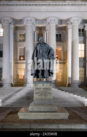 Statua di Albert Gallatin nella parte anteriore del Tesoro USA di notte, Washington DC, Stati Uniti d'America Foto Stock