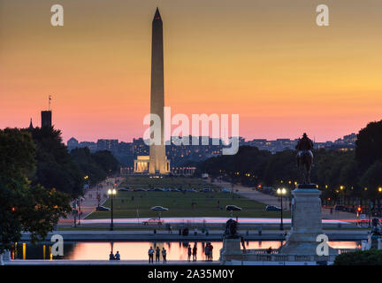 Il Monumento a Washington e il National Mall al tramonto da Capitol Hill, Washington DC, Stati Uniti d'America Foto Stock