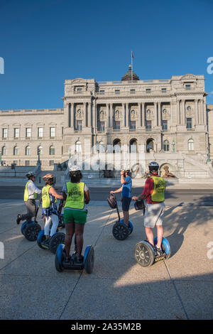 Segway Tour nella parte anteriore della Libreria del Congresso, Capitol Hill, Washington DC, Stati Uniti d'America Foto Stock