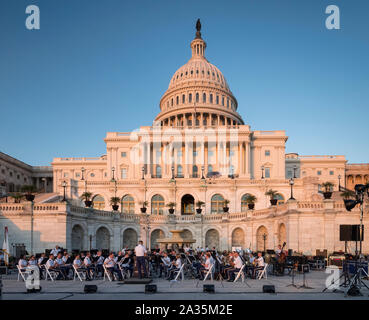 Banda Militare a giocare nella parte anteriore della United States Capitol Building al tramonto, Capitol Hill, Washington DC, Stati Uniti d'America Foto Stock