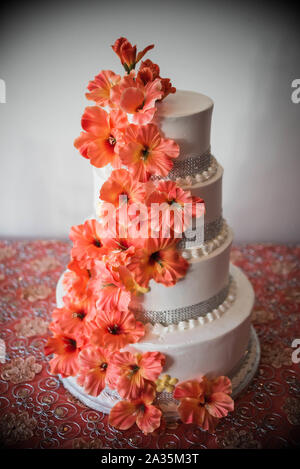 Dolce di nozze sedici Quinceanera torta con fiori Foto Stock