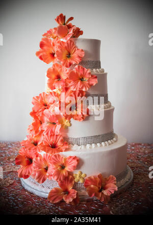 Dolce di nozze sedici Quinceanera torta con fiori Foto Stock