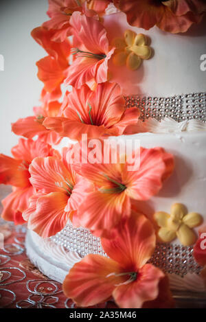 Dolce di nozze sedici Quinceanera torta con fiori Foto Stock