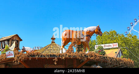 Stoccarda, Germany-September 30, 2018: Festa della birra, festosa fiera e giostre Foto Stock