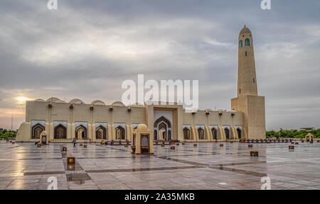 L Imam Muhammad ibn Abd al-Wahhab moschea (stato Qatar Moschea) vista esterna al tramonto con le nuvole nel cielo Foto Stock