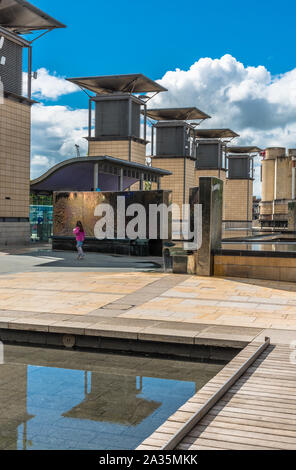 Millennium Square con il Planetario nella forma di un a piedi enorme sfera dello specchio a Bristol, Inghilterra, Regno Unito. Foto Stock