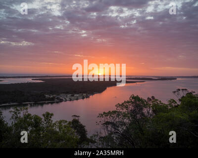 Tramonto arancione all'ingresso dei laghi, East Gippsland Foto Stock