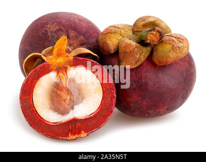 Mangosteen affettato percorso isolato su bianco Foto Stock