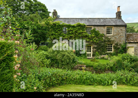 Tradizionali dello Yorkshire Dales cottage e giardino. North Yorkshire, Inghilterra Foto Stock