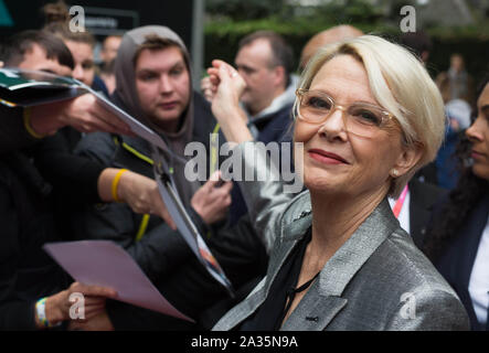 Annette Bening arrivando per la relazione premiere, come parte del BFI London Film Festival, presso il terrapieno Giardino Cinema a Londra. Foto Stock