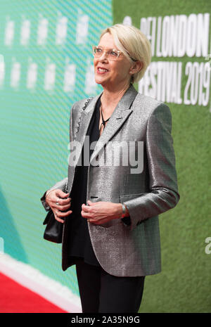 Annette Bening arrivando per la relazione premiere, come parte del BFI London Film Festival, presso il terrapieno Giardino Cinema a Londra. Foto Stock