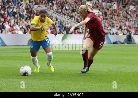 Middlesborough, Regno Unito. 05 ott 2019. Lia Williamson di Inghilterra e Debora del Brasile in azione durante la International amichevole tra Inghilterra donne e Brasile le donne al Riverside Stadium, Middlesbrough sabato 5 ottobre 2019. (Credit: Harry Cook | MI News) La fotografia può essere utilizzata solo per il giornale e/o rivista scopi editoriali, è richiesta una licenza per uso commerciale Credito: MI News & Sport /Alamy Live News Foto Stock