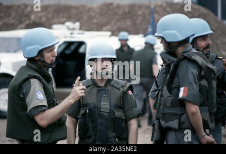 3 Giugno 1993 durante l'assedio di Sarajevo: un soldato canadese colloqui con soldati francesi nel parcheggio dell'aeroporto di Sarajevo. Foto Stock