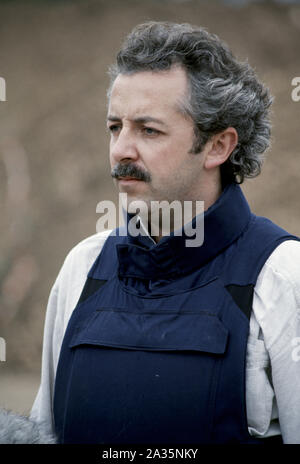 3rd giugno 1993 Durante l'assedio di Sarajevo: Jeremy Bowen (corrispondente BBC News) consegna le sue linee alla macchina fotografica nel parcheggio all'aeroporto di Sarajevo. Foto Stock