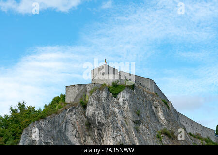 Dinant, Namur / Belgio - 11 agosto 2019: vista della cittadella storica e fortezza sul promontorio sopra Dinant Foto Stock