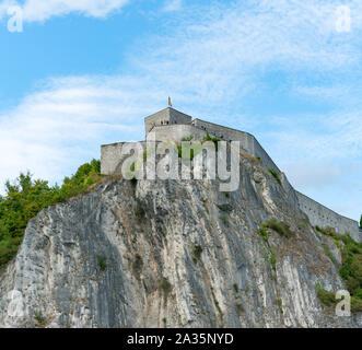 Dinant, Namur / Belgio - 11 agosto 2019: vista della cittadella storica e fortezza sul promontorio sopra Dinant Foto Stock