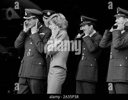 La principessa Diana mantiene le sue orecchie a causa della rumorosità Harrier Jet a RAF Wittering vicino a Peterborough, ottanta. Foto Stock