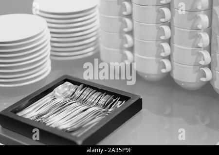 Tazze di terracotta per il tè e il caffè, preparato per gli ospiti in un cafe Foto Stock