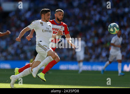 Madrid, Spagna. 05 ott 2019. Real Madrid CF la Fede Valverde in azione durante la spagnola La Liga match round 8 tra il Real Madrid e Granada CF a Santiago Bernabeu Stadium in Madrid.Punteggio finale: Real Madrid 4 - 2 Granada CF Credito: SOPA Immagini limitata/Alamy Live News Foto Stock