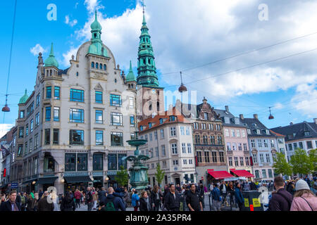 Copenhagen, Danimarca - 04 Maggio 2019: Amagertorv parte dello Stroget famosa area dello shopping è la maggior parte della piazza centrale di Copenhagen, Danimarca Foto Stock