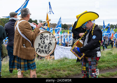 Edimburgo, Scozia, Regno Unito. 5 Ottobre, 2019. Gli attivisti a sostegno dell indipendenza scozzese marzo attraverso le strade di Edimburgo. Organizzata dal gruppo Tutti sotto uno striscione del marzo percorsa da Holyrood Park fino al Royal Mile ai prati. Credito: Berretto Alamy/Live News Foto Stock