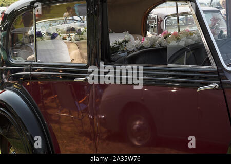 Il lato di un'annata Rolls Royce auto nozze sul visualizzatore in corrispondenza di un car show Foto Stock